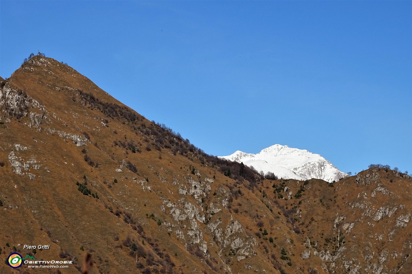 27 Dietro il Monte Gioco spunta il Menna innevato.JPG